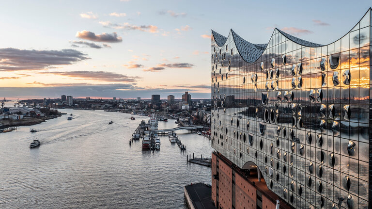 Das Bild stammt aus der Hamburger HafenCity, einem modernen Stadtteil Hamburgs mit beeindruckender Architektur, Hafenanlagen und Panoramen