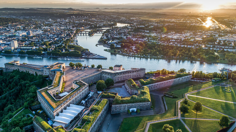 Luftaufnahme der Festung Ehrenbreitstein und der Stadt Koblenz in Deutschland bei Sonnenuntergang.