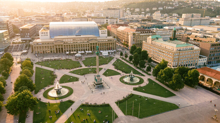 Beeindruckende Luftansicht über die Stadt Stuttgart in Deutschland.
