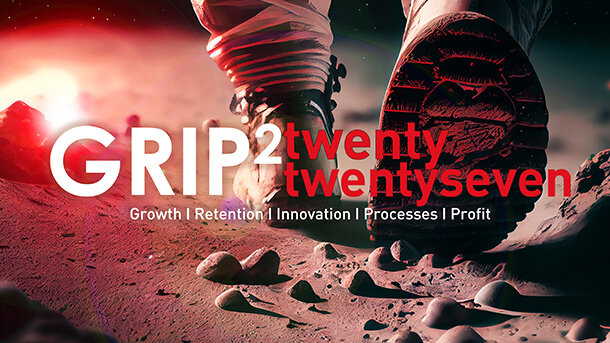 Futuristisches Konzeptbild mit einem Astronautenstiefel auf einer Mondlandschaft, kombiniert mit dem Titel "GRIP2twenty twentyseven" und den Begriffen Growth, Retention, Innovation, Processes, Profit.