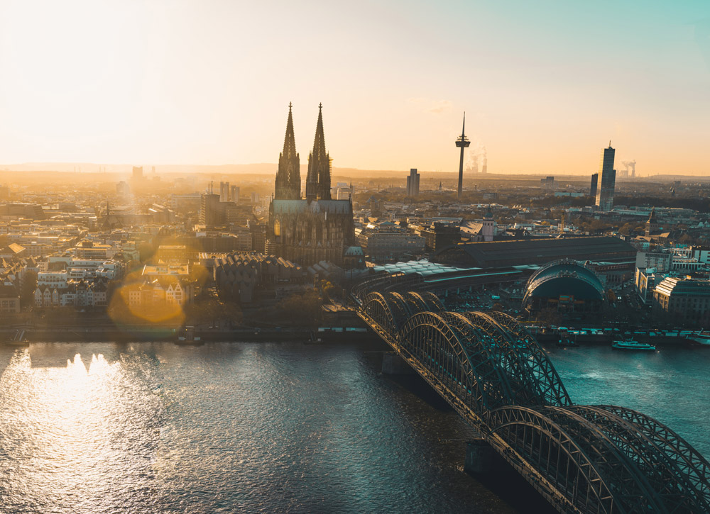 Panoramablick auf Köln, Deutschland, bei Sonnenuntergang.